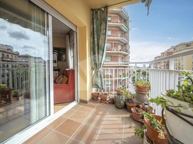Piso en venta en Barcelona, El Camp d´en Grassot i Gràcia Nova. Piso en venta alto, exterior y con terraza soleada en Gràcia Nova, junto a la plaza de Joanic. Barcelona. Pisos.