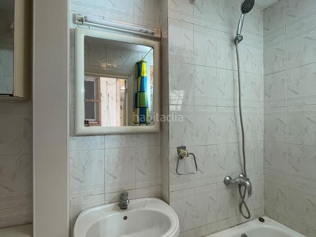 Piso en venta en Barcelona, El Camp d´en Grassot i Gràcia Nova. Planta baja de dos habitaciones con patio y techos altos en Passatge Nogués. Pisos.