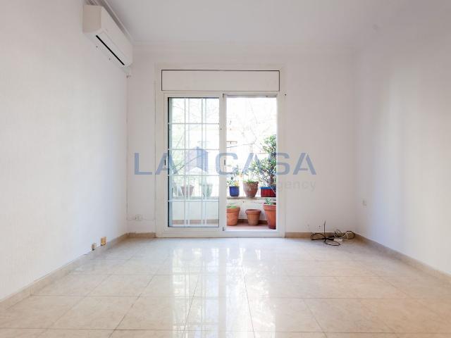 Piso en venta en Barcelona, El Camp de l´Arpa del Clot. BALCON ASCENSOR. Pisos.