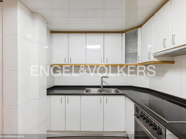 Piso en venta en Barcelona, El Camp de l´Arpa del Clot. Espléndida vivienda de 4 habitaciones con parking incluido en el Camp del Arpa. Pisos.