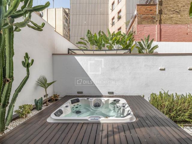 Piso en venta en Barcelona, El Camp de l´Arpa del Clot. Exclusiva vivienda con espectacular terraza privada, jacuzzi y techos de 3,25 metros de altura en una finca rehabilitada. Pisos.