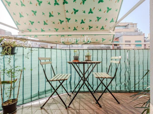 Piso en venta en Barcelona, El Camp de l´Arpa del Clot. Piso reformado de 3 habitaciones con balcón. Pisos.