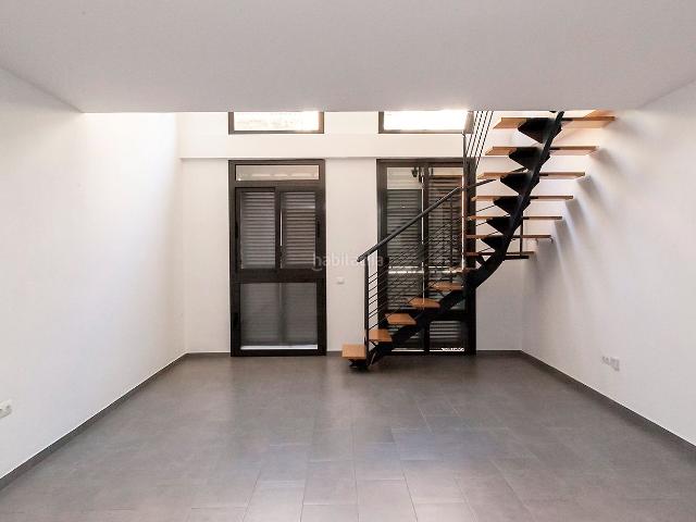 Piso en venta en Barcelona, El Coll. Dúplex en venta en Mora d' Ebre. Pisos.