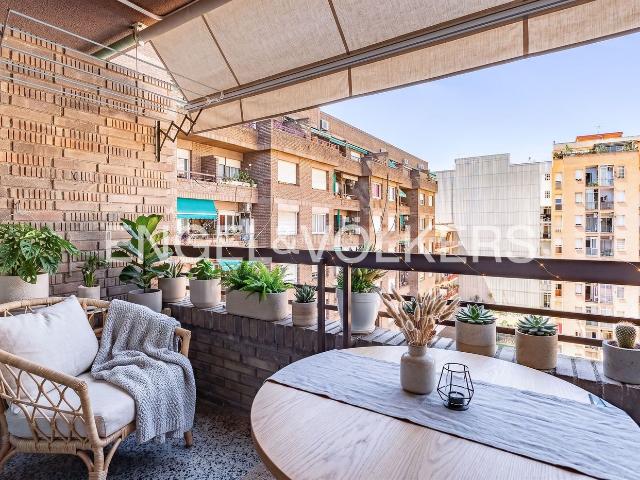 Piso en venta en Barcelona, El Clot. Luminoso y amplio apartamento con terraza en El Clot. Pisos.