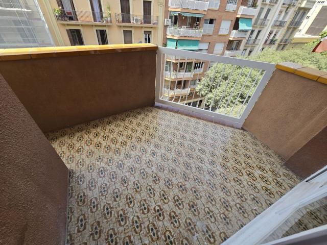 Piso en venta en Barcelona, El Clot. PISO ALTO JUNTO AL METRO DE ENCANTS LINEA 2. Pisos.