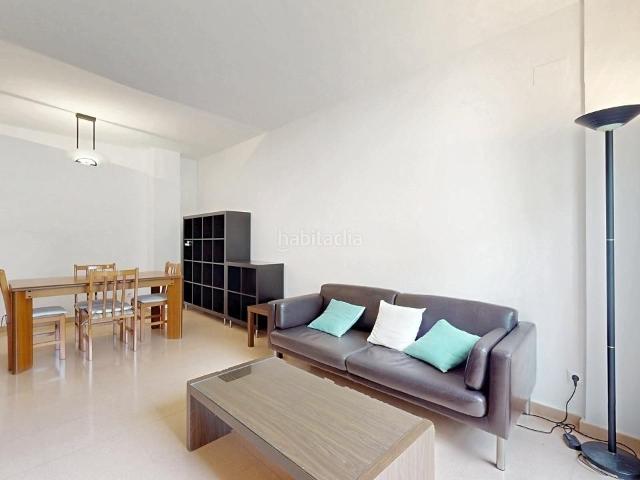 Piso en venta en Barcelona, El Clot. Piso en finca joven, delante de parque. Pisos.