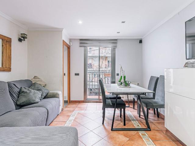 Piso en venta en Barcelona, El Clot. Piso en venta en el Clot con 2 habitaciones y balcón, reformado, Barcelona. Pisos.