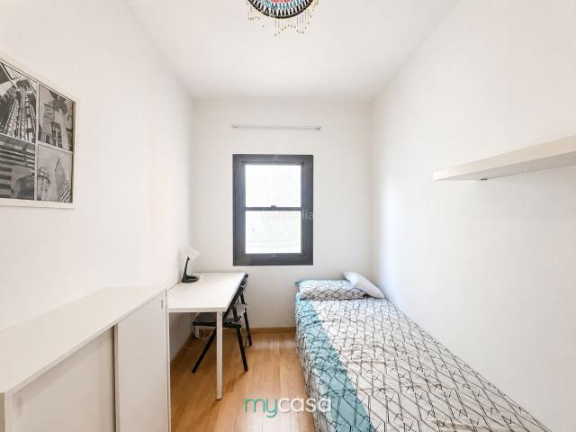 Piso en venta en Barcelona, El Poble Sec Parc de Montjuïc. ¡UN HOGAR DONDE LA LUZ ES LA GRAN PROTAGONISTA!. Pisos.