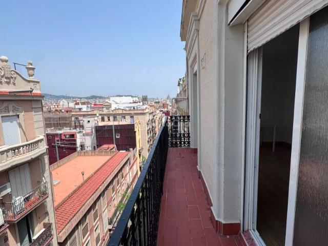 Piso en venta en Barcelona, El Poble Sec Parc de Montjuïc. FANTASTICO Y LUMINOSO ATICO EN VENTA. Pisos.