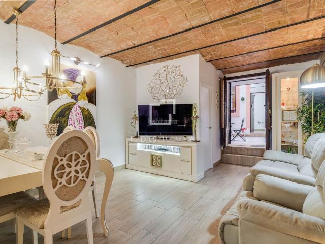 Piso en venta en Barcelona, El Poble Sec Parc de Montjuïc. Hermoso piso reformado con terraza privada en Finca Modernista de Poble Sec. Pisos.