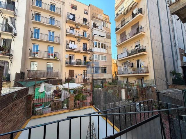 Piso en venta en Barcelona, El Poble Sec Parc de Montjuïc. Piso a reformar en venta en el PobleSec Montjuic, Barcelona, Barcelona. Pisos.