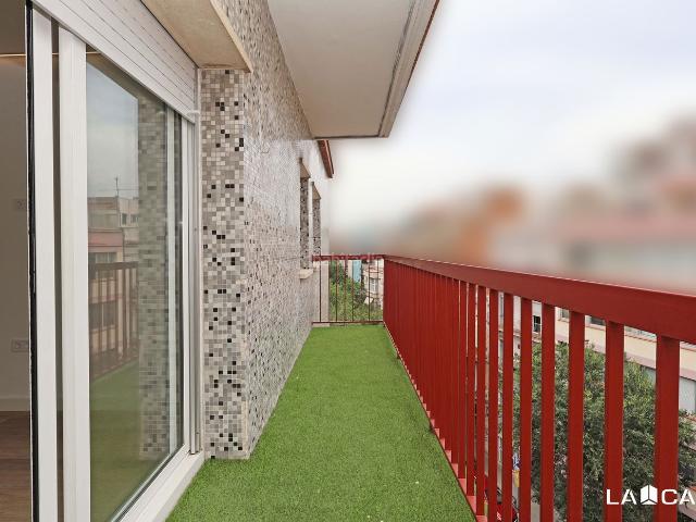 Piso en venta en Barcelona, El Poble Sec Parc de Montjuïc. Piso de 65 m con 2 dormitorios y ascensor en Radas, Barcelona. Pisos.