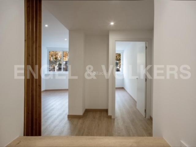 Apartamento en venta en Barcelona, El Poble Sec Parc de Montjuïc. Piso recién reformado, todo exterior. Apartamentos.