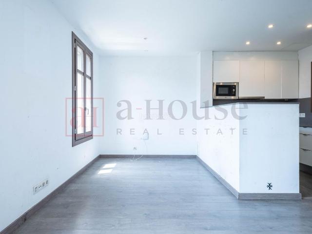 Piso en venta en Barcelona, El Poble Sec Parc de Montjuïc. PISO REFORMADO CON BALCÓN EN PARALEL. Pisos.