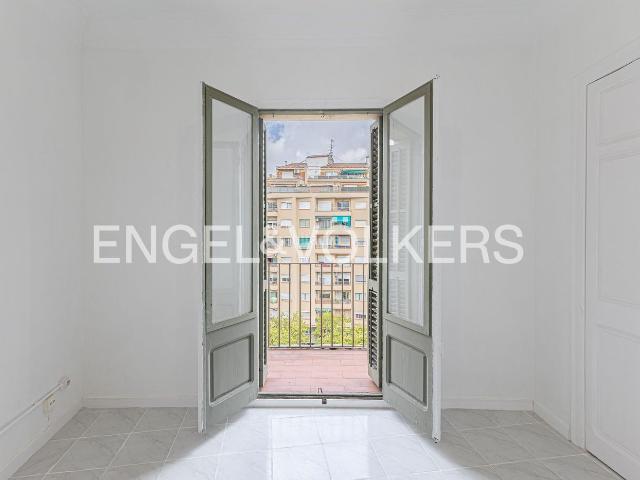 Piso en venta en Barcelona, Font de la Guatlla. Encantador piso en finca catalogada Art Déco junto a Plaza España. Pisos.