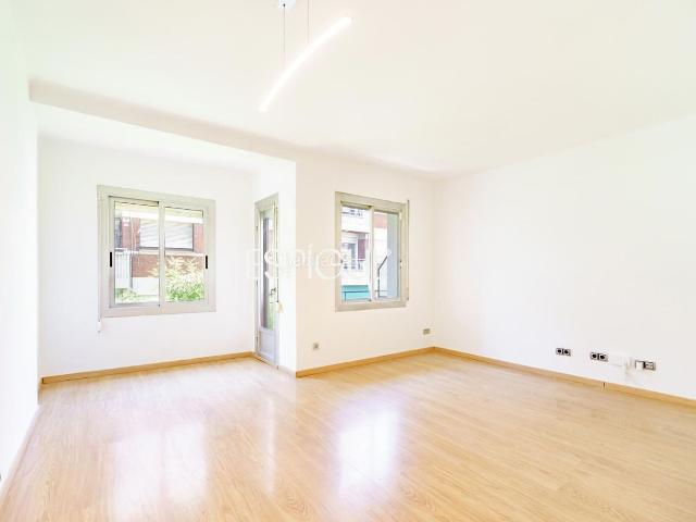 Piso en venta en Barcelona, Font de la Guatlla. Piso reformado y luminoso junto a Plaza España. Pisos.