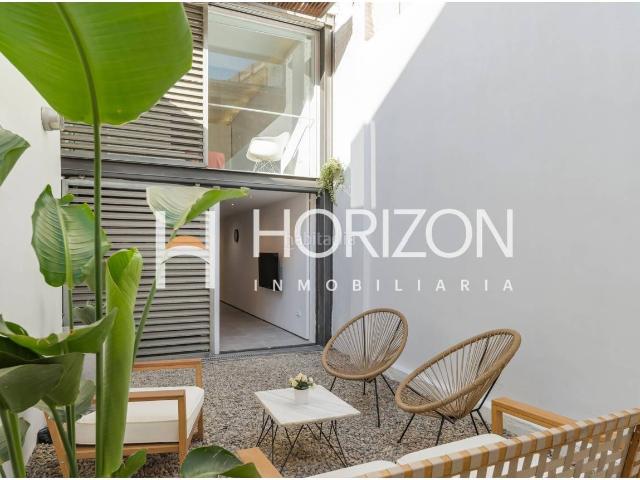 Piso en venta en Barcelona, Font de la Guatlla. PROPIEDAD ÚNICA Y SINGULAR CON PATIO FRENTE A CAIXA FÓRUM. Pisos.