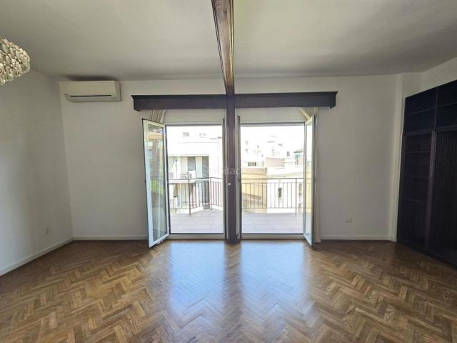 Piso en venta en Barcelona, Fort Pienc. Luminoso piso con Balcón terraza en el corazón de Fort Pienc. Pisos.