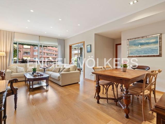 Piso en venta en Barcelona, Fort Pienc. Vivienda amplia y luminosa en la calle Nápoles. Pisos.