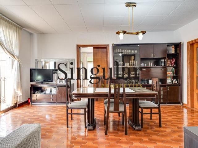 Piso en venta en Barcelona, Gòtic. Vivienda señorial con 7 balcones exteriores en pleno corazón del Barrio Gótico. Pisos.