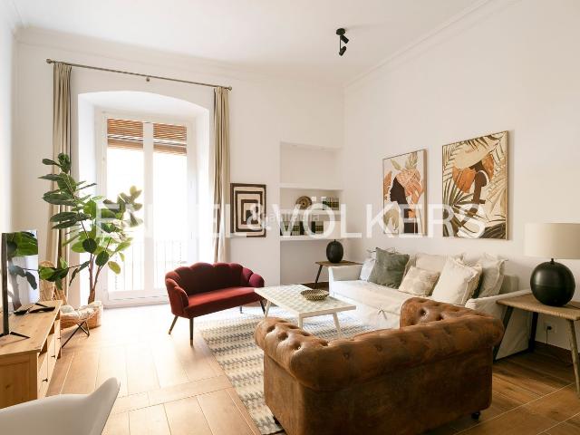 Piso en venta en Barcelona, Gòtic. Elegante piso de dos habitaciones en calle Pi. Pisos.