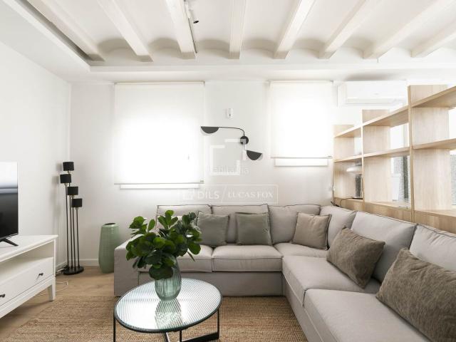 Piso en venta en Barcelona, Gòtic. En venta exclusiva vivienda reformada con dos dormitorios y balcón en el Barrio Gótico de Barcelona. Pisos.
