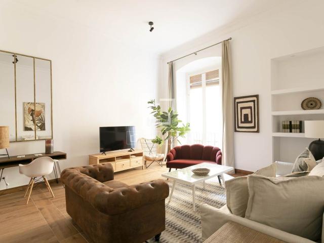 Piso en venta en Barcelona, Gòtic. En venta exclusiva vivienda reformada con dos dormitorios y balcón en el Barrio Gótico de Barcelona. Pisos.