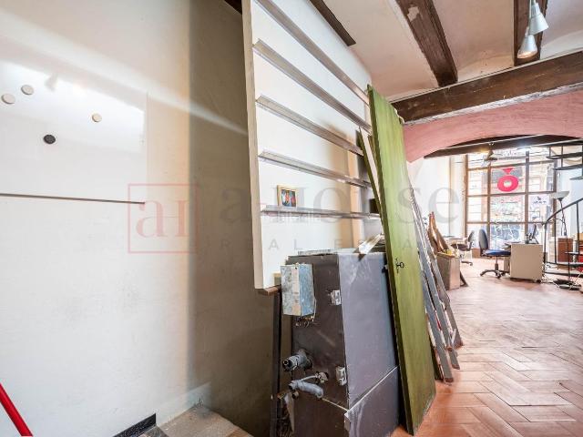 Piso en venta en Barcelona, Gòtic. PISO EN VENTA EN CALLE CERVANTES. Pisos.