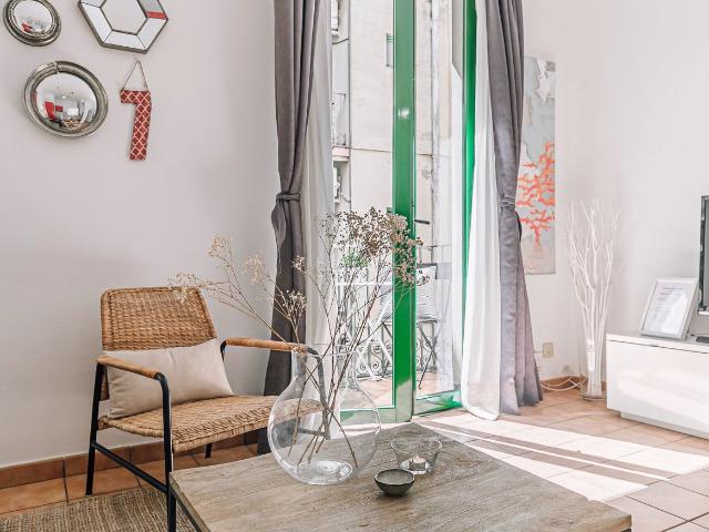 Piso en venta en Barcelona, Gòtic. Piso en venta en el Gòtic con 2 habitaciones y balcón, Barcelona. Pisos.