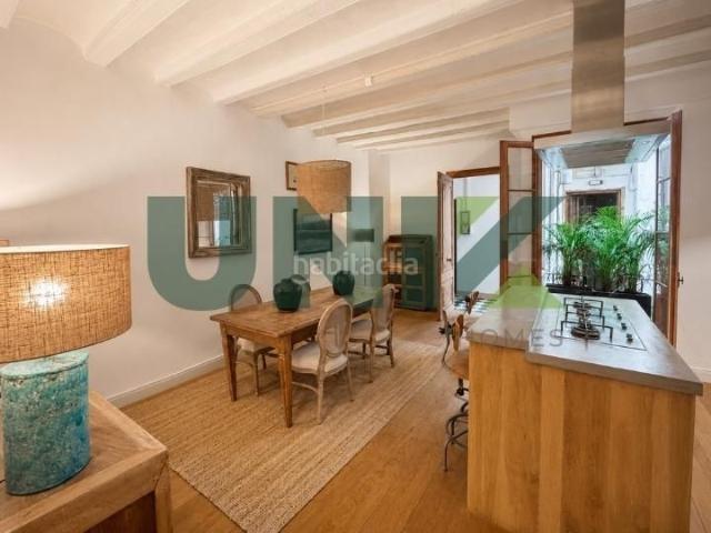 Piso en venta en Barcelona, Gòtic. Piso en Venta reformado y completamente amueblado Calle Avinyó. Pisos.