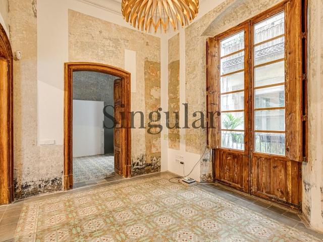 Piso en venta en Barcelona, Gòtic. PLANTA PRINCIPAL EN EDIFICIO CATALOGADO. Pisos.