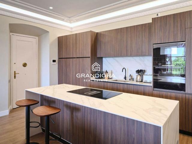 Piso en venta en Barcelona, Gòtic. Sofisticada vivienda de 131 m completamente renovada en Paseo de Colón. Pisos.