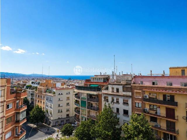 Piso en venta en Barcelona, Guinardó. Hay pisos que se miran. Y pisos que te hacen mirar hacia afuera. Pisos.