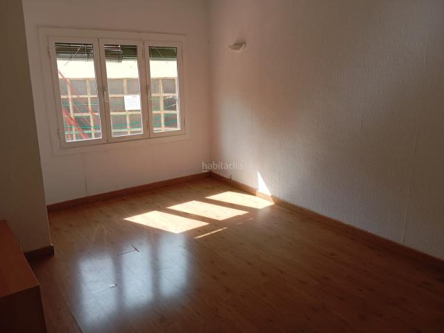 Piso en venta en Barcelona, Guinardó. Soleado piso de 4 habitaciones. Pisos.