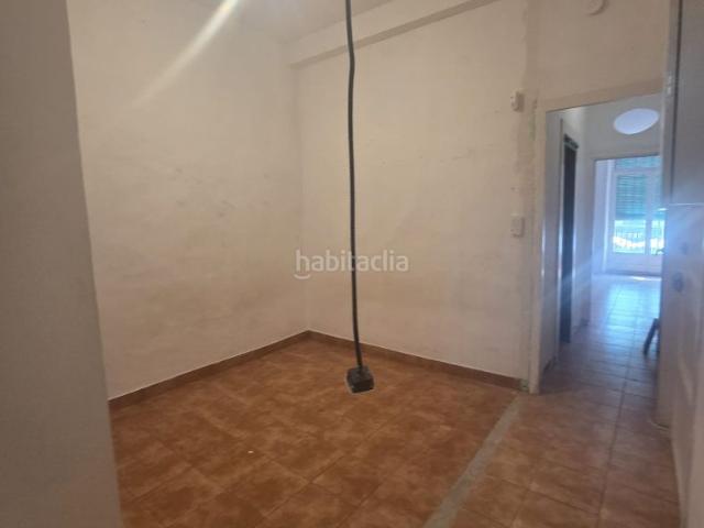 Piso en venta en Barcelona, Horta. Venta piso en Plaça Eivissa a Reformar. Pisos.