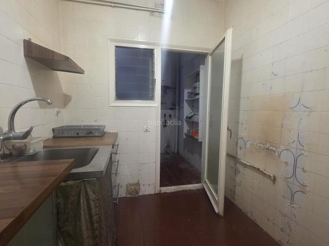 Piso en venta en Barcelona, Hostafrancs. Piso A REFORMAR con balcónterraza en la Bordeta. Pisos.