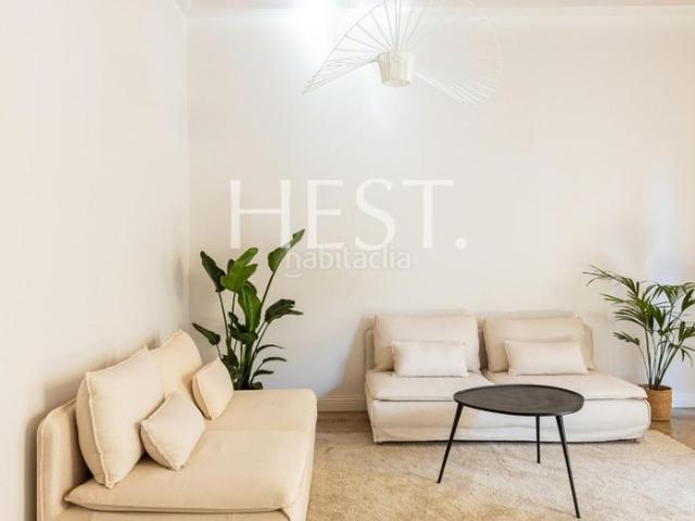 Piso en venta en Barcelona, L´Antiga Esquerra de l´Eixample. Exclusiva vivienda reformada con terraza privada en finca regia. Pisos.
