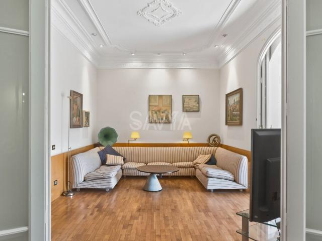 Piso en venta en Barcelona, L´Antiga Esquerra de l´Eixample. Increíble techos altos, gran terraza. Piso segregable. 1 plaza de parking opcional no incluida en el precio. Pisos.