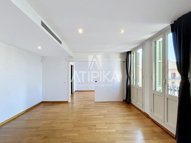 Piso en venta en Barcelona, L´Antiga Esquerra de l´Eixample. Piso en venta esquinero alto y luminoso con mucha luz natural y terraza de 28m2 en LAntiga Esquerra de lEixample. Pisos.