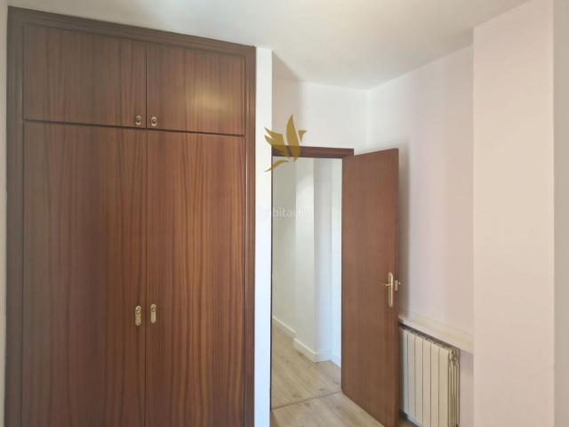 Piso en venta en Barcelona, L´Antiga Esquerra de l´Eixample. Vivienda de 3 habitaciones y 2 baños en finca moderna en calle Rossellon. Pisos.