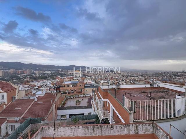 Piso en venta en Barcelona, La Teixonera. Oportunidad de Inversión. Luminoso ático con vistas y alta rentabilidad en El Carmel. Pisos.