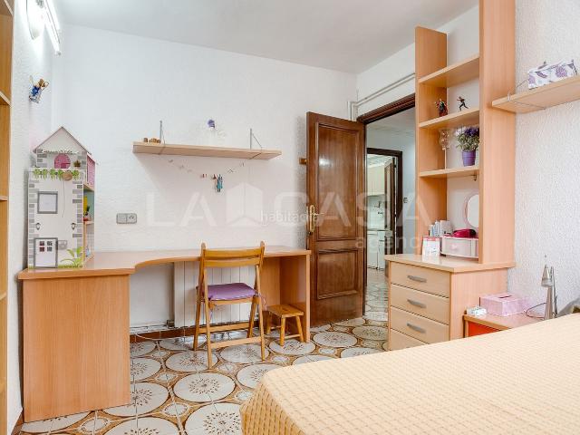 Piso en venta en Barcelona, La Verneda La Pau. Amplio piso exterior de 3 habitaciones con balcón y trastero en La Pau. Pisos.