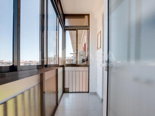 Piso en venta en Barcelona, La Verneda La Pau. Ático de 79 m2 con ascensor y balcón recuperable en La Pau. Pisos.