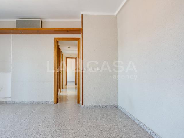 Piso en venta en Barcelona, La Verneda La Pau. Ático de 79 m2 en SANT MARTÍ con ascensor, 3 habitaciones, baño reformado y balcón actualmente cerrado con posibilidad de recupera. Pisos.