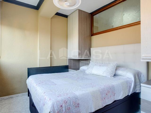 Piso en venta en Barcelona, La Verneda La Pau. Ático Luminoso con Ascensor en Rambla Prim. Pisos.