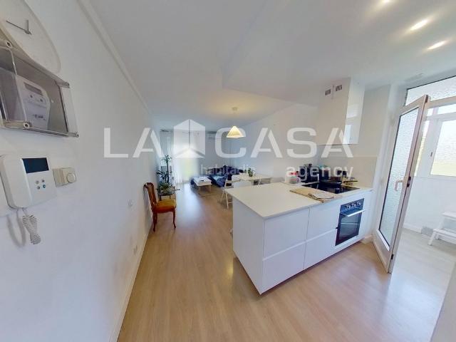 Piso en venta en Barcelona, La Verneda La Pau. LA CASA AGENCY PRESENTA OPORTUNIDAD VIVIENDA REFORMADA EN SANT MARTI !. Pisos.