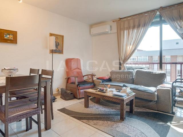 Piso en venta en Barcelona, La Verneda La Pau. PISO ALQUILADO POR 3 AÑOS!. Pisos.