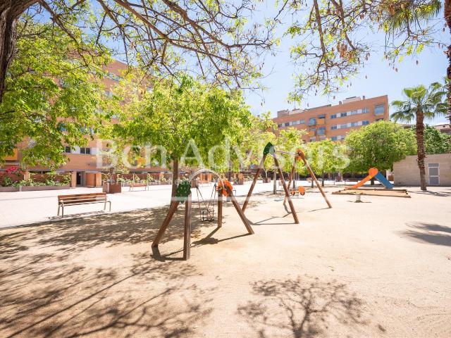 Piso en venta en Barcelona, La Vila Olímpica del Poblenou. Maravilloso piso con terraza en edificio con jardín y piscina en Vila Olímpica. Pisos.