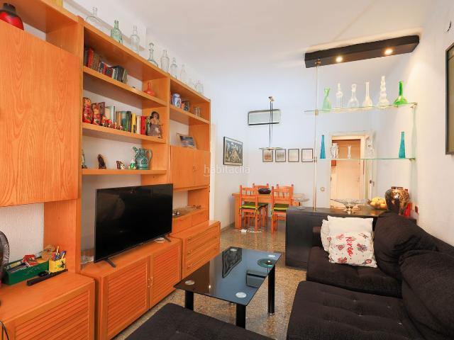 Piso en venta en Barcelona, La Bordeta. ALQUILADO CON RENTA MENSUAL DE 1.000. Pisos.