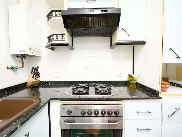 Piso en venta en Barcelona, La Bordeta. CUATRO HABITACIONES ASCENSOR. Pisos.
